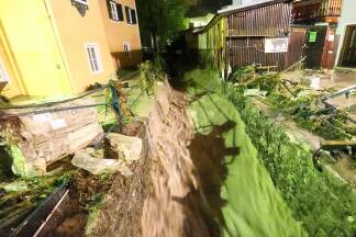 Der Kothbach fließt vom Dürrnberg mitten durch die Halleiner Altstadt. Seit Jahren wird um ein Hochwasserschutzprojekt gestritten. Nun kommt es zu spät.  
