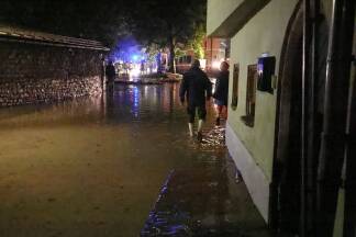Im Zentrum von Hallein stand in der Nacht auf Sonntag vieles unter Wasser.  
