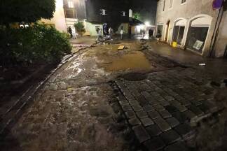 Im Zentrum von Hallein stand in der Nacht auf Sonntag vieles unter Wasser.  