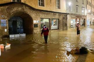 Im Zentrum von Hallein stand in der Nacht auf Sonntag vieles unter Wasser.  