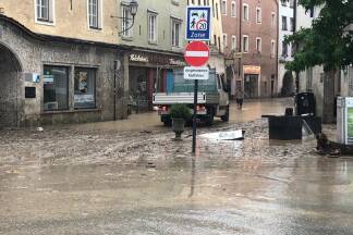 Die Zufahrt in die Halleiner Altstadt am Sonntagmorgen.  