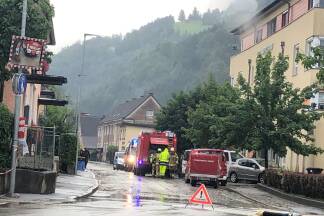 Die Feuerwehr pumpt Keller aus. 