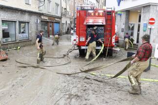 Die Halleiner Innenstadt am Sonntagvormittag, die Feuerwehr ist im Dauereinsatz.  
