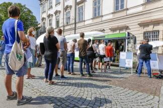 Der neue Impfbus in Salzburg. Bereits vor dem offiziellen Impfstart um 10 Uhr bildete sich vor dem Bus eine Schlange. Eine Stunde später riss diese jedoch ab.  