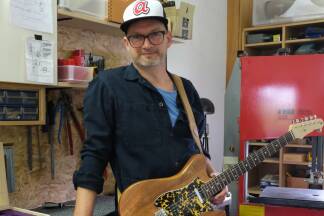 Chris Neuschmid in seiner Werkstatt. 