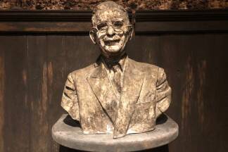 Die Steinbüste von Leopold Figl. 