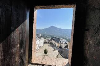 Ein Blick vom Dachboden in den Innenhof. 