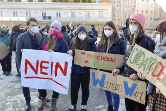Protestaktion am Mittwoch, 26. Jänner, auf dem Mozartplatz in Salzburg.  Protestaktion am Mittwoch, 26. Jänner, auf dem Mozartplatz in Salzburg.