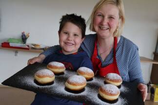 So sehen perfekte Faschingskrapfen aus: Resy Strasser mit Enkerl Robert, der die Krapfen gefüllt hat. 