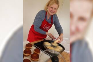 Resy Strasser beim Krapfenbacken. 