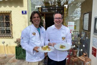 Musikproduzent Ray Watts mit Harald Huber vom Fischerwirt in Liefering. 