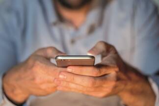 Nicht nur Jugendliche, auch Erwachsene verbringen oft stundenlang Zeit mit ihrem Smartphone – und geraten damit ungewollt in Richtung Abhängigkeit.  