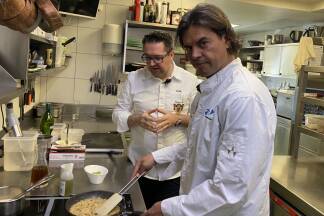 Teuflischer Blick, himmlisches Essen: Musikproduzent Ray Watts in der Küche mit Harald Huber vom Fischerwirt in Liefering. 