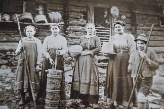 Sennerinnen im Ennstal (Foto aus dem Jahr 1900). 