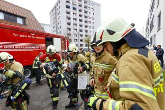 Die Berufsfeuerwehr und die freiwillige Feuerwehr waren mit zwölf Fahrzeugen im Einsatz.  