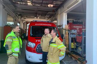 Aufatmen am Donnerstag gegen sieben Uhr bei den Einsatzkräften wie hier der Feuerwehr in Eugendorf: Der Verlauf des Großeinsatzes war reibungslos. 