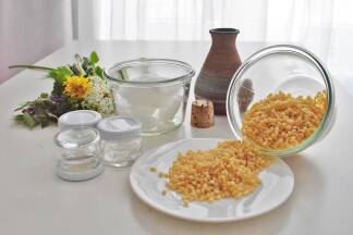 1) Für die Salbe benötigt man: 50 Gramm Kokosöl, 5 Gramm Bienenwachs, nach Wunsch 3 Tropfen ätherische Öle und Kräuter, z.B. Beinwell oder Ringelblumen. 1) Für die Salbe benötigt man: 50 Gramm Kokosöl, 5 Gramm Bienenwachs, nach Wunsch 3 Tropfen ätherische Öle und Kräuter, z.B. Beinwell oder Ringelblumen.