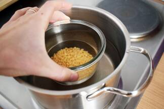2) In einem Wasserbad werden das Bienenwachs und das Kokosöl bei niedriger Temperatur geschmolzen. Die Mischung gelegentlich umrühren. 2) In einem Wasserbad werden das Bienenwachs und das Kokosöl bei niedriger Temperatur geschmolzen. Die Mischung gelegentlich umrühren.