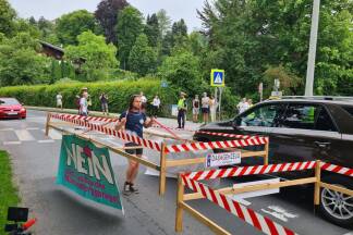 Demo und Stau in der Sinnhubstraße. 