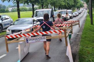 Demo und Stau in der Sinnhubstraße. 