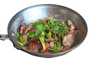 Niere vom schwarzen Alpenschwein. Gegrillt, in Butter geschwenkt und mit Pfefferkraut serviert – sonst nix.  