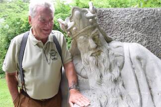 Wirt Hermann Esterer und der marmorne Kaiser Karl vom Untersberg.Bild:  