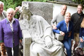 Hermann (v. l.) und Maria Theresia Esterer, Georg, Edith, Georg jun. und Sophie Haslinger mit „Rosi“ im Gasthaus-Garten.  
