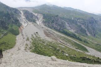 Am Sattelkar dominierten früher Grasteppiche die Landschaft, nach einer Großrutschung entstanden hausgroße Felsblöcke und meterbreite Spalten. 