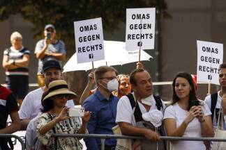 Omas gegen Rechts übten Protest in Wien bei der Ankunft von Viktor Orbán. 