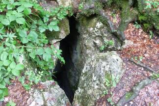 Das Karlsohr, eine Öffnung der Karlshöhle. 