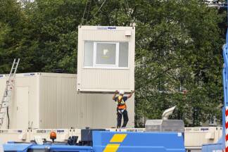 Derzeit wird auf dem Sportplatz der HAK 1 eine Containerschule errichtet. 