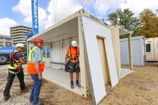 Derzeit wird auf dem Sportplatz der HAK 1 eine Containerschule errichtet. 