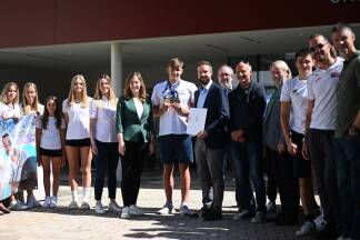 Luka Mladenovic mit der Gratulantenschar, darunter auch Staatssekretärin Claudia Plakolm und Sportlandesrat Stefan Schnöll.  