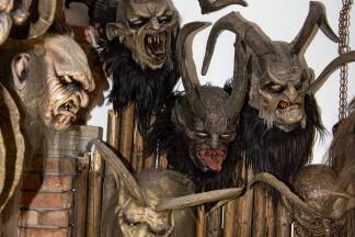 Wolfgang Gangl, Philipps Vater, schnitzte über 50 Jahre Masken und prägte den unverwechselbaren Stil der Gangl-Masken. Speziell die Perchtenmasken mit dem beweglichen Klappmaul sorgen im ganzen Land immer wieder für Aufmerksamkeit. Sohn Philipp führt das Werk seines Vaters nun fort. Und freut sich über eine lebendige Szene, der sich speziell die Jungen mit großer Begeisterung zuwenden.  