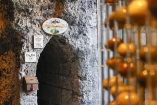 Die Liebesgrotte an der Talstation der Festungsbahn.   Die Liebesgrotte an der Talstation der Festungsbahn.