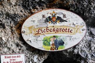 Die Liebesgrotte an der Talstation der Festungsbahn.   Die Liebesgrotte an der Talstation der Festungsbahn.