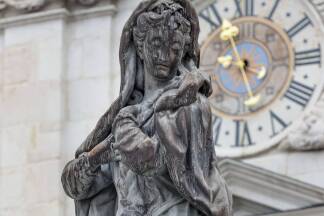 Die Maria Immaculata vor dem Dom in Salzburg. Die Frau des Bildhauers Johann Baptist Hagenauer stand Modell.   Die Maria Immaculata vor dem Dom in Salzburg. Die Frau des Bildhauers Johann Baptist Hagenauer stand Modell.