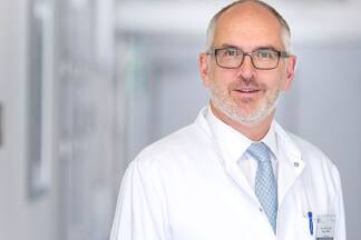 Eugen Trinka ist Leiter der Klinik für Neurologie, neurologische Intensivmedizin und Neurorehabilitation am Uniklinikum Salzburg sowie Präsident der Salzburger Ärztegesellschaft.  