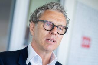  „Mir kommt es vor wie die Operation eines Patienten, der unverschuldet mit offenem Herzen auf dem OP-Tisch liegt. Hoffentlich narkotisiert. Aber die Ärzte warten mal ab, was sie tun sollen“, Heinz Lederer, ORF-Stiftungsrat 