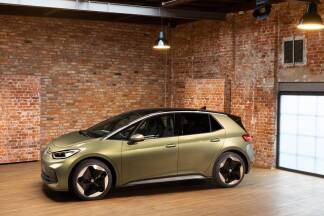 Optisch und haptisch wirkt das Facelift des ID.3 fast wie ein völlig neues Auto. An den technischen Daten ändert sich im Vergleich zum Vorgänger nichts.  