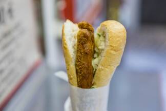 Eine der gefragtesten Bosna-Varianten ist mit Senf, Zwiebel und Currygewürz. 