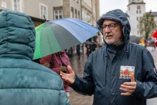 200 bis 300 Unterschriften wurden am Samstagvormittag gesammelt, sagt Initiativensprecher Wilfried Rogler. 200 bis 300 Unterschriften wurden am Samstagvormittag gesammelt, sagt Initiativensprecher Wilfried Rogler.
