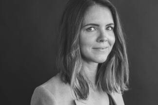 Vera Steinhäuser ergründet in ihrem Buch „Die Machtzentrale“, warum der Machtbegriff für Frauen oft einen bitteren Beigeschmack hat.  