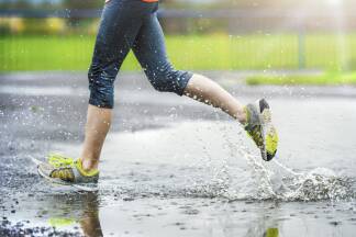 Maria Schmidt-Mackinger hält der Regen nicht vom Laufen ab.  