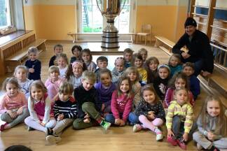 Chay Genoway hatte bereits am Vormittag die Trophäe im Kindergarten seiner Tochter präsentiert. 