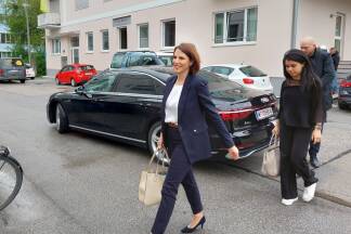 Auch ÖVP-Verfassungsministerin Karoline Edtstadler ist für das Treffen des Parteipräsidiums in der Merianstraße in Salzburg eingetroffen.  