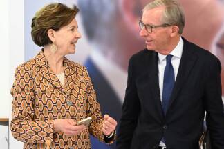 Wilfried Haslauer und die ÖVP waren zwar am Wahlabend die Nummer eins, doch der Wahlsieg war mit erheblichen Verlusten verbunden. Die Koalitionsfindung gestaltet sich schwierig.  