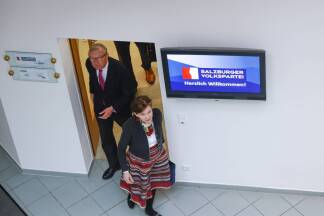 In der Parteizentrale wird getagt. 