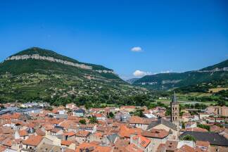 Felsbrüche, grüne Hügel und eine Stadt: Millau. 