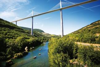 Architektonische Meisterleistung hoch über dem Fluss Tarn: das Viadukt von Millau. 